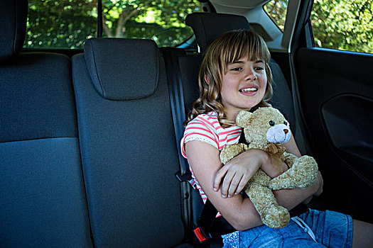 少女,泰迪熊,坐,后座,汽车,高兴
