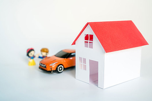 纸做的房子和模具小汽车,房产行业广告