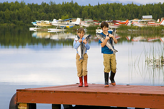 男孩,女孩,拿着,姿势,三文鱼,码头,湖,夏天,阿拉斯加