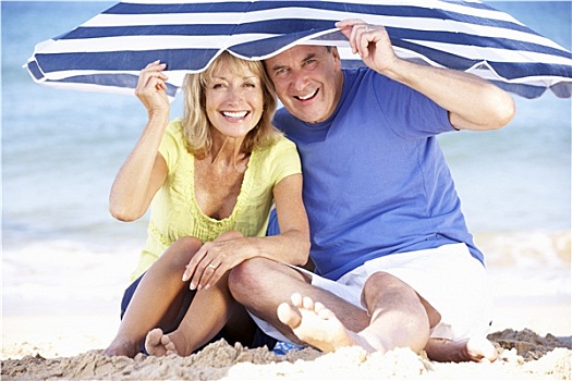 老年,夫妻,遮蔽,太阳,海滩伞