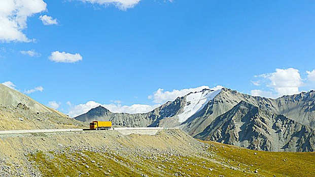 新疆独库公路险峻壮丽自然风光