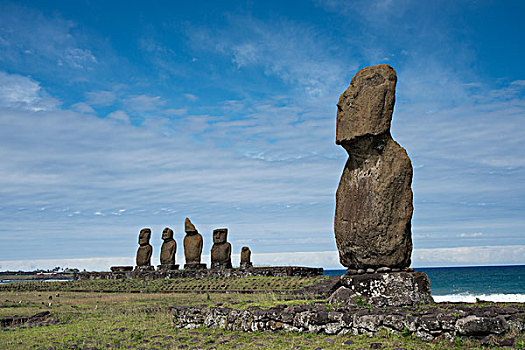 智利,复活节岛,拉帕努伊,汉加洛,拉帕努伊国家公园,阿胡塔哈伊,孤单,风化,站立,复活节岛石像,海岸,远景,五个,大幅,尺寸