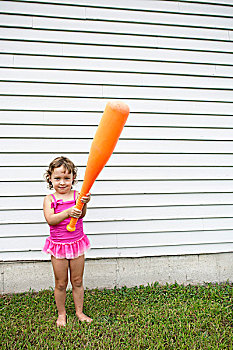 女性,幼儿,花园,拿着,大,橙色,棒球棒