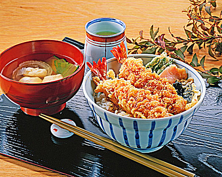 对虾,天麸罗,米饭,汤,绿茶,日本