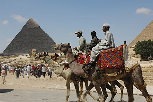 埃及开罗哈夫拉金字塔前的街道
