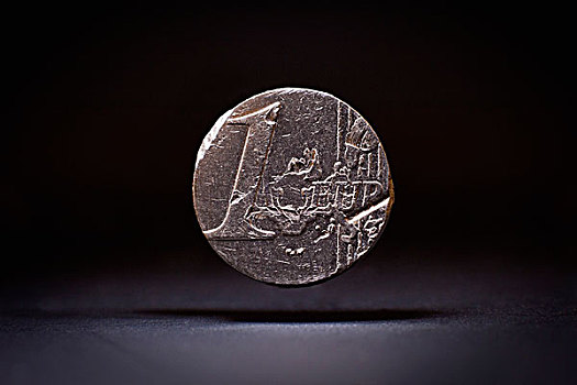特写,损坏,1欧元硬币,悬浮,黑色背景