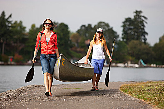 两个女人,独木舟