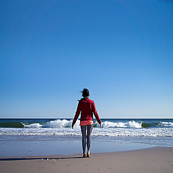 女人,休闲服,站立,脚尖,海滩,后视图