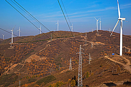 山坡山的风力发电站和输电塔