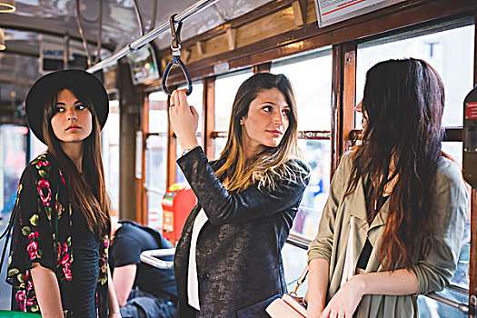 三个女人,年轻,旅行,城市,有轨电车