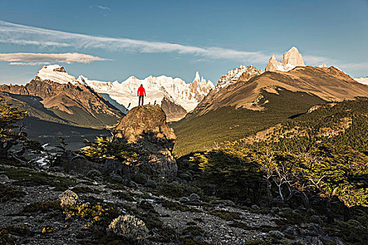 男性,远足,向外看,山脉,洛斯格拉希亚雷斯国家公园,巴塔哥尼亚,阿根廷