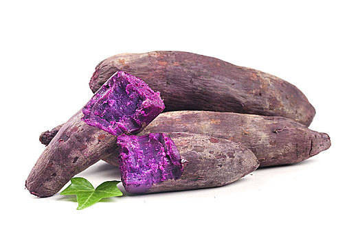 白底上一堆蒸熟的紫蜜薯