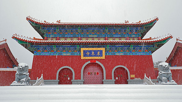 雪中寺庙