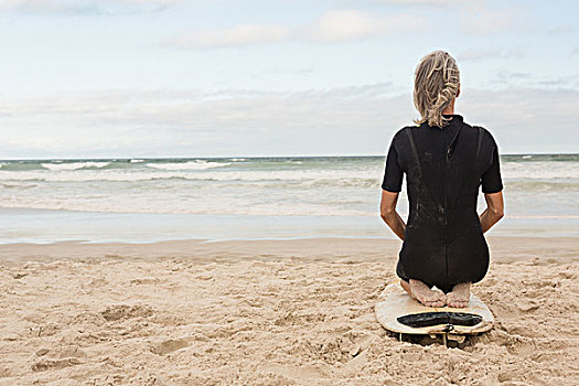 后视图,女人,跪着,冲浪板,阴天,海滩
