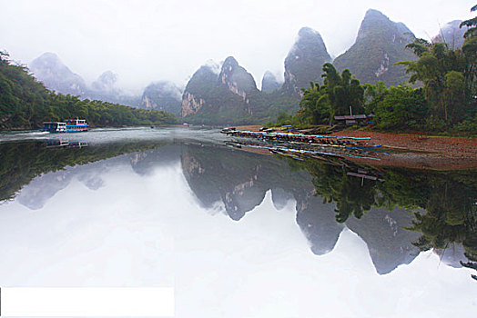 广西桂林漓江烟雨倒影游船