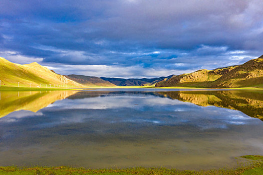 西藏阿里地区的高原湖泊