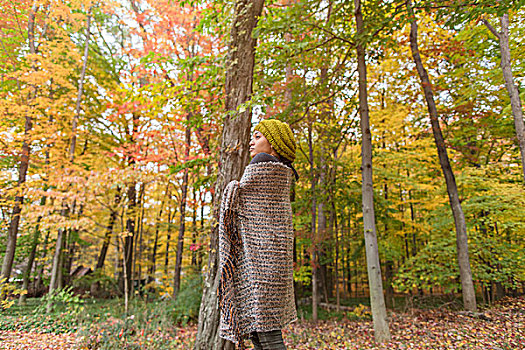 中年,女人,包着,围巾,站立,秋日树林