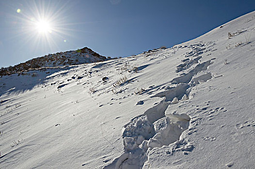 迎着太阳攀登雪山留下的脚印