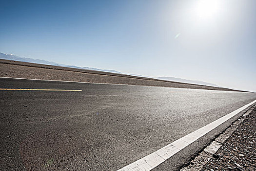 中国西部荒野道路