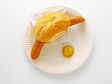 维也纳香肠,面包,芥末,纸餐盘,棚拍