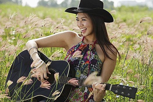高兴,女人,弹吉他,草场