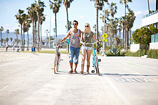 骑自行车,情侣,漫步,威尼斯海滩,洛杉矶,加利福尼亚,美国