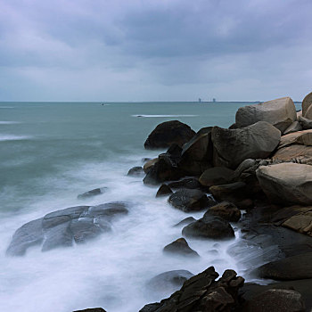 海南文昌石头公园的礁石与海浪