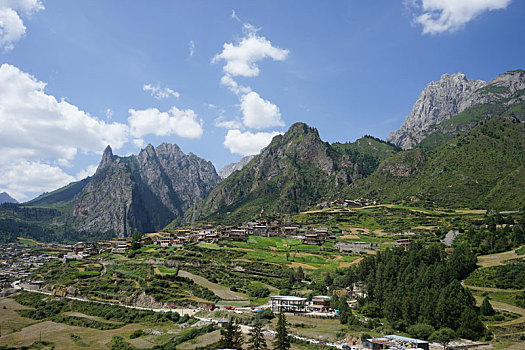 草坡山峰美景-甘肃迭部县扎尕那山景区