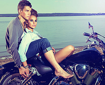 美女,情侣,家庭,坐,湖,岸边,摩托车