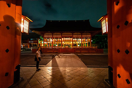日本京都伏见稻荷大社外拜殿夜景