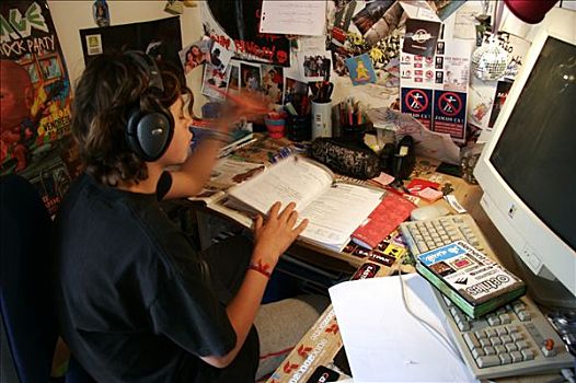 青少年,坐,书桌,翻阅,书本,耳机,纸,电脑