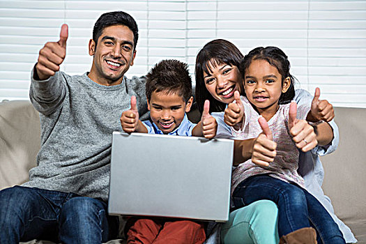 微笑,家庭,沙发,展示,竖大拇指,笔记本电脑