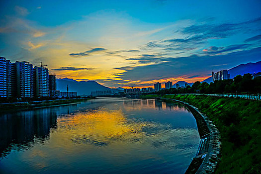 建筑群,高楼,河,灯,夜景,倒影,蓝天,白云