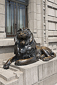 上海浦东发展银行门口的狮子雕塑