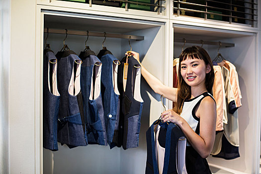 日本人,女销售员,站立,服装店,悬挂,蓝色,背心,轨道,看镜头,微笑