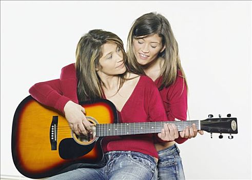 两个女人,弹吉他