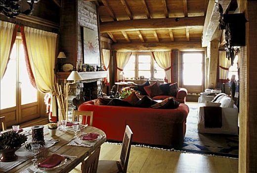 法国,木房子,客厅,沙发,壁炉,桌子
