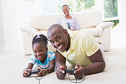 头像,高兴,微笑,父亲,玩,女儿,电子游戏,客厅