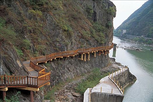 汉中褒河峡谷复原的古代栈道