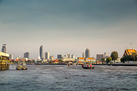 曼谷河边的建筑城市天际线
