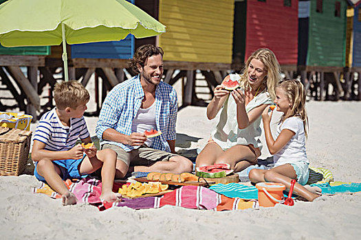 幸福之家,吃,西瓜,坐,一起,海滩,毯子,晴天