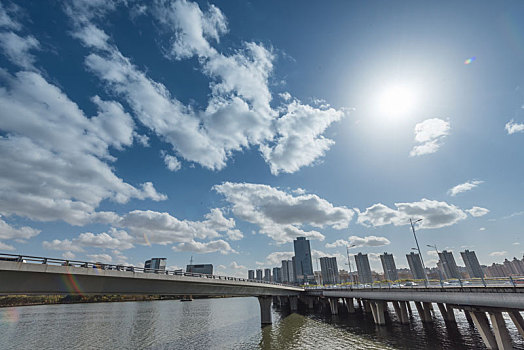 秋季沈阳城市河岸道路桥梁