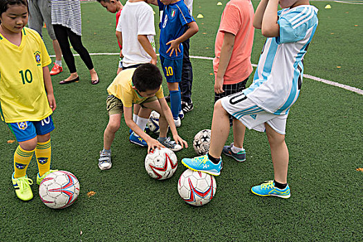 上海浦东北蔡中心小学开展的暑期足球培训课程