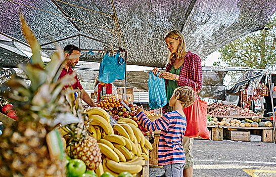 母亲,儿子,购物,果蔬,货摊,市场,蒙得维的亚,乌拉圭,南美