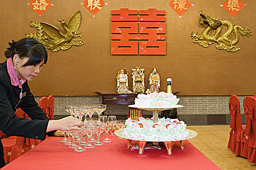 女人,堆积,香槟酒杯,桌上,靠近,婚礼蛋糕