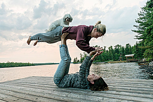 母亲,举起,女儿,小狗,腿,木板路,湖,木头,安大略省,加拿大