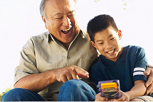 爷爷,看,孙子,玩,电子游戏