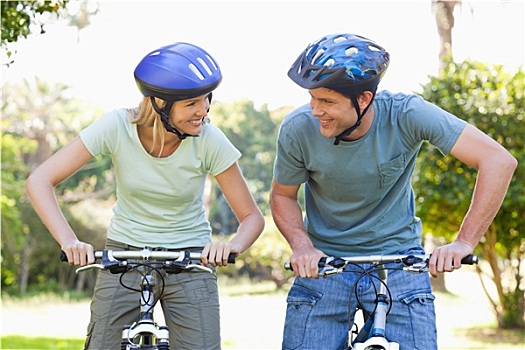 微笑,情侣,自行车,戴着,头盔