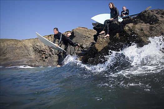 男人,跳跃,水,冲浪板,两个人,坐,大石头,微笑