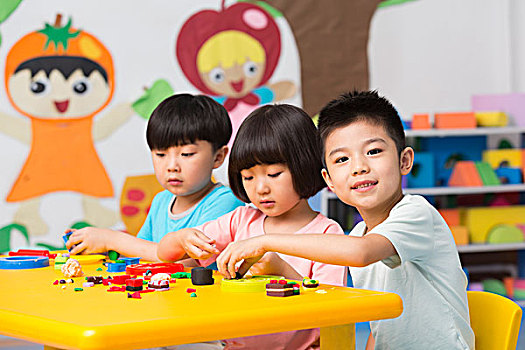 小朋友在幼兒園玩耍